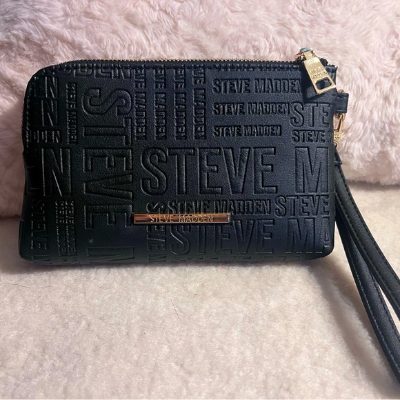 Steve Madden embossed Wristlet Double Pouch - Picture 3 of 8